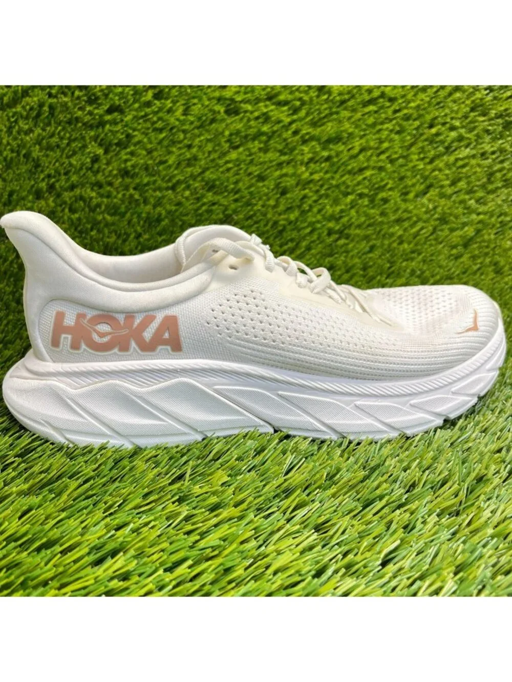 Hoka One One Arahi 7 Womens Size 7.5 White Gold Athletic Running Shoes Sneakers